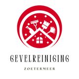 Het reinigen van stucwerk gevels.
