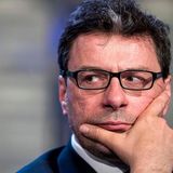 Giorgetti presenta la legge di Bilancio: “Sacrificio da banche e ministeri”. I medici ospedalieri: “Manovra scandalosa”