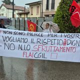 Operaio senza contratto ferito e abbandonato in strada: in 200 al flash mob