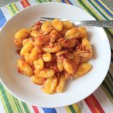 Gnocchi con sugo al tonno e pomodoro