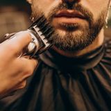 Lavora come barbiere, ma è irregolare in Italia. Scattano le denunce della polizia locale