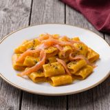 Paccheri cremosi con zucca e salmone
