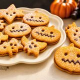 Biscotti di Halloween di pasta frolla con crema di nocciole