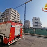 Operaio in trasferta a Chioggia morto in cantiere: 21enne colpito da una lastra alla testa