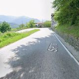 Sbronzo alla guida, travolge auto in sosta e scende i tornanti a zig-zag: arrestato per resistenza