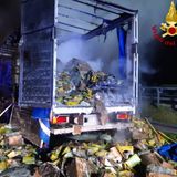 Camion devastato dalle fiamme in A4, l’autista esce in tempo e chiede aiuto