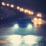 Światła w aucie jesienią