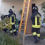 Piano invaso dal fumo a causa della stufa a legna difettosa. Pompieri all’opera