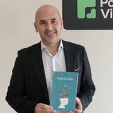 Xulio Teixeira Rodríguez con el poemario 'Viaje al otro'