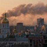 Guerra in Ucraina, 4 morti nella notte a Kiev. Colpito palazzo del Governo