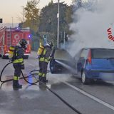 Scontro all’incrocio fra due Punto, una prende fuoco: illese le persone a bordo