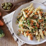 Pasta gustosa alle verdure e olive