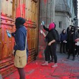 Presidente pide a feministas que no pinten puertas y paredes