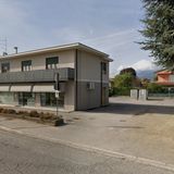 Accusa un malore fatale nel piazzale della pizzeria sotto casa. Muore un 69enne