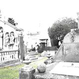 Avventure tra lo shopping e il cimitero