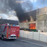 Incendio in azienda di trattamento rifiuti. Nottata di lavoro alla Savi per oltre venti pompieri