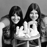 Cynthia Plaster Caster la storia dell’artista che immortalò le rockstar in calchi di gesso