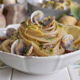 Spaghetti con vongole e limone: la ricetta tradizionale con un tocco agrumato