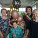 Cento volte auguri a (bis)nonna Silvia unica “over 100” di Fara: festa grande per l’ex sarta del paese