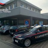 Tenta la fuga con il cioccolato rubato e schiaffeggia il vigilante. Arrestato