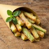 Bastoncini di zucchine fritti: così croccanti che uno tira l'altro (i "bricchetti" della nonna)