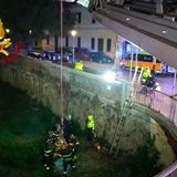 Cade nel Bacchiglione a Ponte degli Angeli: soccorso da Suem e vigili del fuoco