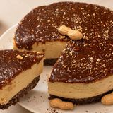 Cheesecake arachidi, cocco e caramello senza cottura: cremosa, golosa e irresistibile