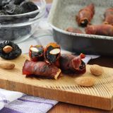 Involtini di speck con prugne secche e mandorle
