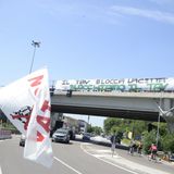 No Tav bloccano il Ponte Alto: traffico in tilt, poi la strada liberata dalla polizia con gli idranti