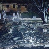 Autocaravan datato prende fuoco nel parcheggio: ne rimane solo “cenere”