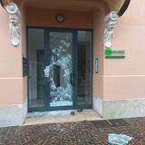 Giovane esagitato sfonda la porta di un condominio a sassate