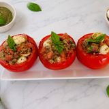 Pomodori ripieni senza cottura con tonno, pesto e mozzarelline: ricetta facile e gustosa