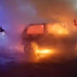 Auto in sosta diventa una “torcia” ardente. Pompieri all’opera per lo spegnimento