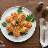 Roselline di sfoglia con salmone e formaggio