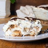 Tiramisù stracciatella: la ricetta cremosa con cioccolato a scaglie