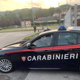 Passeggia per le strade ubriaco e con in mano un taglierino: fermato dai Carabinieri