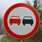 Czy można, zgodnie z przepisami, wyprzedzać z prawej strony?