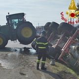 Il trattore si ribalta, liquami lungo la carreggiata. Intervengono i pompieri