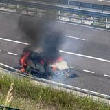 Veicolo di lavoro di un artigiano distrutto dalle fiamme lungo la Spv a Thiene – VIDEO