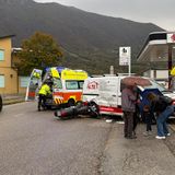 Moto si schianta contro un furgone, ferito il centauro