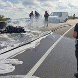 Moto sbanda sul cavalcavia, si schianta col furgone e prende fuoco: ferito 25enne