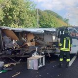 Incidente in A4. Camper sventrato, un ferito
