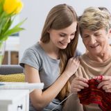 Ritorno alla lentezza: come i passatempi delle nonne stanno aiutando le nuove generazioni