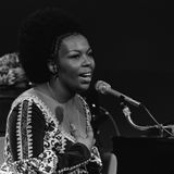 Roberta Flack. Ricordiamo la cantante e pianista statunitense, nel 73 interpretò "Killing me softly" con il suo raffinato stile soul e r'n'b