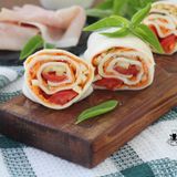 Rotolo di mozzarella fatto in casa con prosciutto e verdure