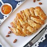 Treccia di pasta sfoglia con confettura