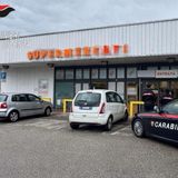Il furto al supermercato sfocia in rapina: vigilante preso a morsi e pugni. Due denunciati