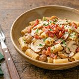 Pasta con castagne, pancetta croccante e funghi porcini: il primo d'autunno