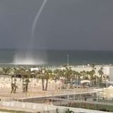 Tromba d’aria a Sottomarina. Lettini e ombrelloni spazzati via dalla spiaggia