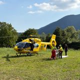 Sta facendo dei lavori e gli cade del materiale in testa: grave un 65enne